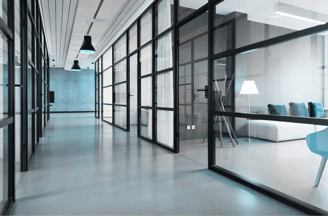 Ein großzügiger Bürofoyer mit großen, transparenten Glaswänden